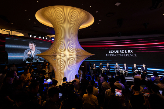 21일 서울 송파구 롯데월드몰 내 '렉서스 커넥트 투'에서 열린 기자간담회에서 진행된 질의 응답에서 와타나베 타카시(좌측 화면) 렉서스 인터내셔널 사장이 답변을 하고 있다. 렉서스코리아 제공